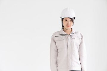 作業着姿の女性　怒る