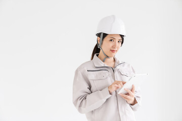 作業着姿の女性　タブレット