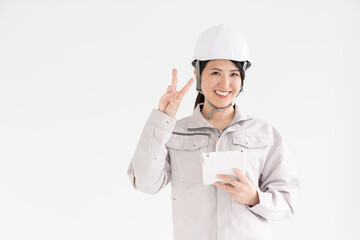 作業着姿の女性　タブレット