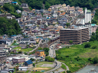Fototapeta premium 川沿いに広がる街の景色