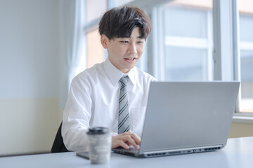 真面目に作業するビジネスマン