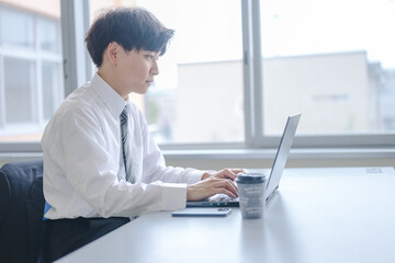 PCで作業する爽やかなビジネスマン