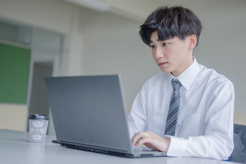 真面目に作業するビジネスマン
