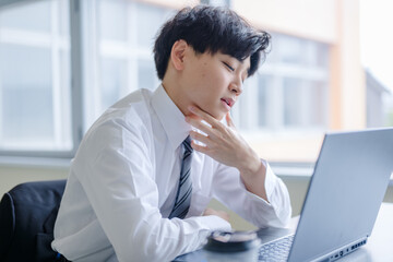 辛そうなビジネスマン