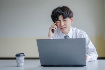 辛そうに話すビジネスマン