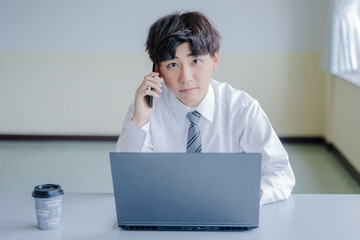 スマホとPCとビジネスマン