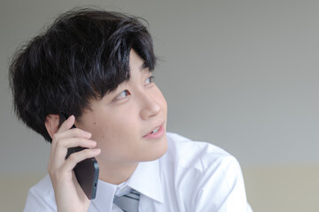爽やかに電話するビジネスマン