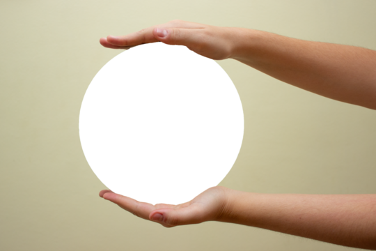 Mão segurando um espaço em branco