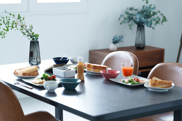 朝食が置かれたダイニングテーブル