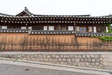 Obraz premium a modern Korean tile-roofed house seen on a sloping uphill