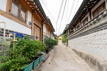Obraz premium Bukchon Hanok Village, an old alleyway in Korea
