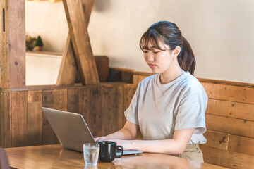 カフェ・飲食店で勉強・レポート・論文作成をする大学生・女子大生
