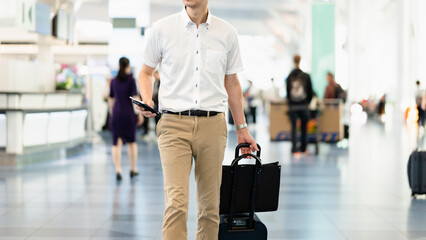 空港内を歩く男性