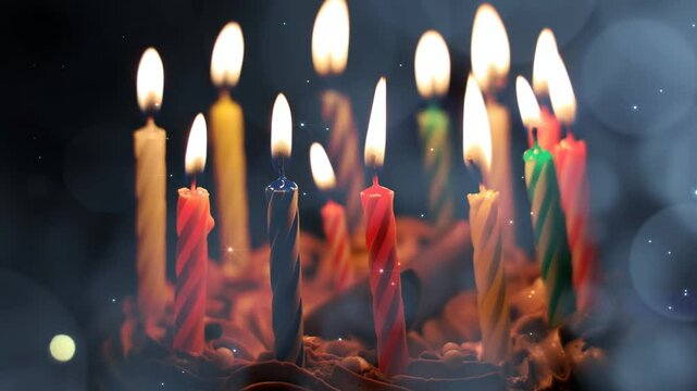 Viele bunte brennende Geburtstagskerzen