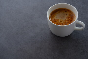 朝のひとときにぴったりのカフェ・オ・レは、ミルクをたっぷり入れたコーヒー
