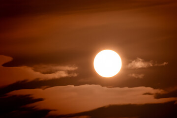 Obraz premium The moon and sun in the sky during an eclipse. Solar space earth concept. Shadows of light in the sky during an eclipse. The moon and sun are seen in the sky with shadows lifestyle of light.