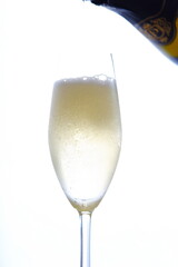 よく冷えたシャンパン（スパークリングワイン）が注がれたフルートグラス