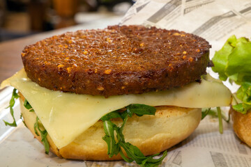 Nahaufnahme von einem echten Insektenburger