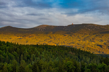 Złoty Widok to jedno z wielu miejsc w Górach Izerskich, które oferują świetne widoki na Karkonosze. Był celem spacerów i widoków od dawien dawna. Popularności miejsca sprzyja także sąsiedztwo, Chybotk