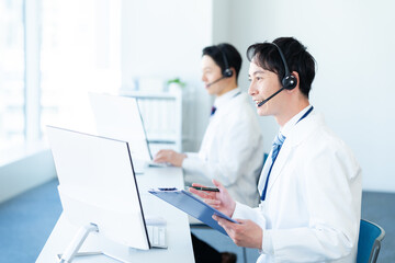 白衣を着た医療関係者のオペレーター