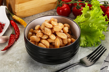 White canned beans in the bowl