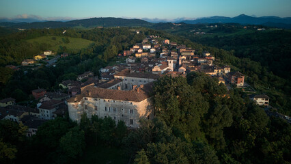 Obraz premium Vista aerea di Tassarolo scattata con un drone.