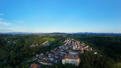 Fototapeta premium Vista aerea di Tassarolo scattata con un drone.