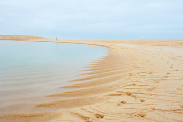 Dunas de fina arena en la Lagoa de San André en el Alentejo de Portugal