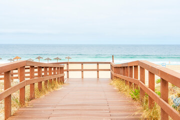 Fototapeta premium Pasarela de madera en la playa de la Lagoa de San André en el Alentejo de Portugal