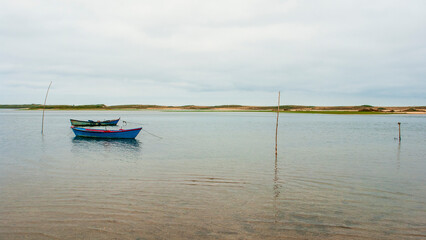 Barcas de pesca en la laguna de San André del alentejo de Portugal