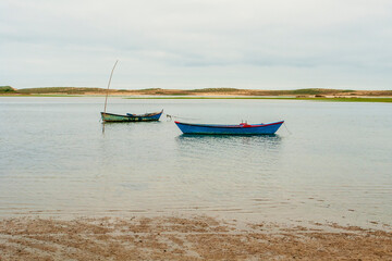 Barcas de pesca en la laguna de San André del alentejo de Portugal © Juanmi