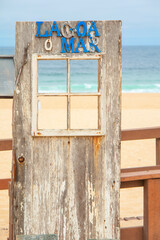 Ventana de madera frente al mar del Alentejo, Portugal