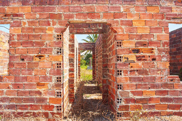 Casa abandonada de ladrillo sin terminar