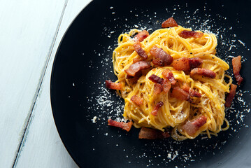Pasta alla carbonara, ricetta tipica romana di spaghetti con guanciale, tuorlo d'uovo, pecorino e...