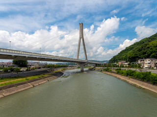 猪名川に架かる新猪名川大橋と五月山の風景
