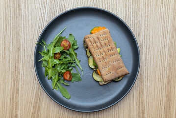 You can use baguette, ciabatta, focaccia, or any other sturdy bread that will hold the filling without getting soggy 2