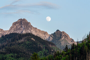 księżyc nad Giewontem, Tatry, Polska, góry, wieczorne niebo © sarns