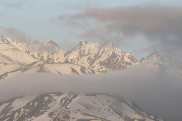 雲がかかる早朝の北アルプス