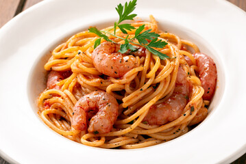 Spaghetti con salsa di deliziosi gamberi di mazara del vallo, pasta italiana, cibo mediterraneo 