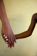 Enfant tenant la main d'un adulte.  Haiti.