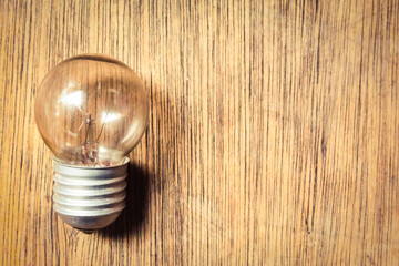 Obraz premium light bulb on wooden background