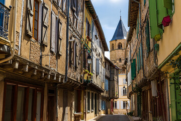 Fototapeta premium Rue du Maquis et clocher de l’église Saint-Martin à Sorèze