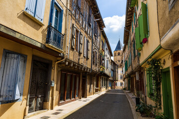 Rue du Maquis et clocher de l’église Saint-Martin à Sorèze