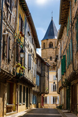 Fototapeta premium Rue du Maquis et clocher de l’église Saint-Martin à Sorèze