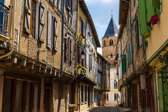 Fototapeta Rue du Maquis et clocher de l’église Saint-Martin à Sorèze