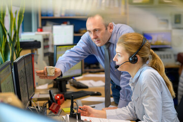 Obraz premium two entrepreneurs sitting together working in an office