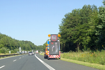 Die linke Autobahnspur ist gesperrt