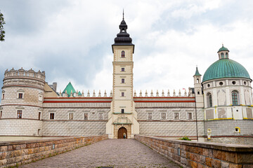 Fototapeta premium Położony na trakcie Przemyśl-Sanok, w pobliżu przeprawy przez San, zamek w Krasiczynie należy do najpiękniejszych pomników polskiego renesansu