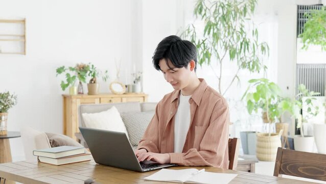 自宅でノートパソコンを使う男性