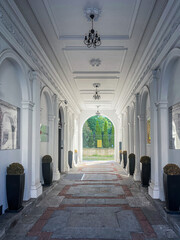 Stylowe, eleganckie, odrestaurowane,  wnętrze bramy w miejskiej kamienicy. Kamienica Wokulskiego. Ścieżka literacka "Lalka". Stara, historyczna Warszawa. Krakowskie Przedmieście. © malgo_walko
